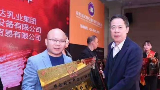 熱烈祝賀【嬰商國際集團(tuán)】成為“中國母嬰產(chǎn)業(yè)創(chuàng)新聯(lián)盟”副理事長(zhǎng)單位！