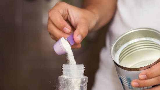 嬰兒吃奶要定時定量嗎？