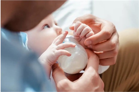 喂養(yǎng)寶寶時需要注意的幾個方面