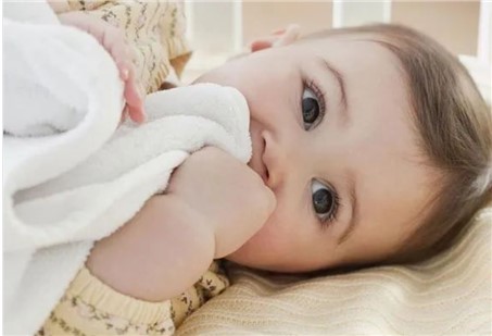 寶寶攢肚，不是便秘！