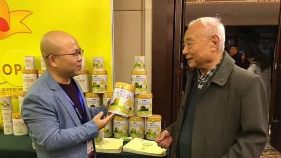 國家有關(guān)部門領(lǐng)導(dǎo)蒞臨“中國母嬰產(chǎn)業(yè)創(chuàng)新聯(lián)盟”羊奶粉“優(yōu)選品牌”【歐能達(dá)】展位參觀和指導(dǎo)工作！